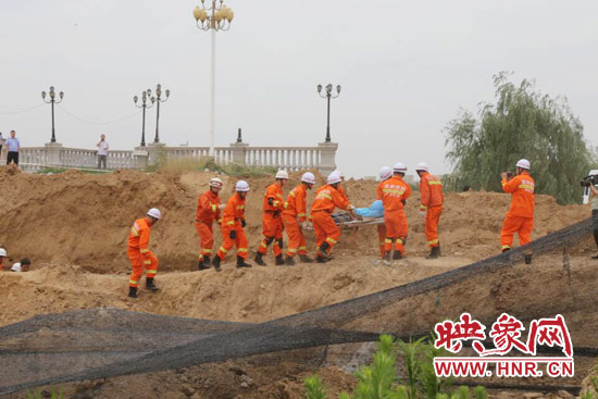 12點(diǎn)07分，又一人被抬出