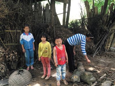 羅梅和她的三個孩子。中間兩個孩子為羅梅夫婦在逃亡途中所生。新京報記者 蕭輝 攝