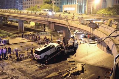 路虎車被扶正后，救援車將其拖離現(xiàn)場。