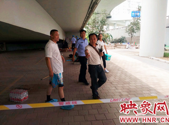 事發(fā)后，警方封鎖現(xiàn)場進行調(diào)查取證。