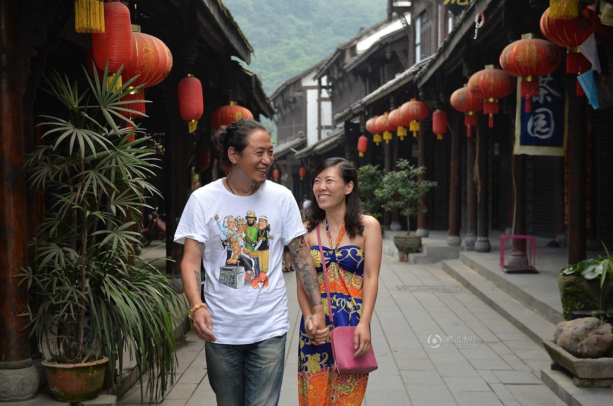 圖為7月20日，顧少強(qiáng)和老公于夫在成都街子古鎮(zhèn)，兩人剛于7月6日登記結(jié)婚。王勤/CFP