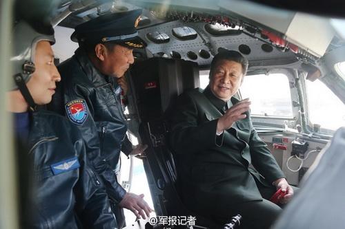 2015年2月16日，習(xí)近平登上戰(zhàn)機(jī)，坐進(jìn)駕駛艙，了解裝備性能，體驗(yàn)操作使用。
