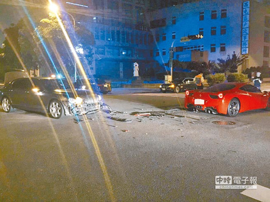 圖為車號8889的法拉利（右）和車號9888的賓利車（左）發(fā)生擦撞，法拉利車身嚴(yán)重?fù)p毀。