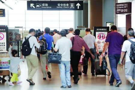 近期乘飛機(jī)應(yīng)留足更多的時間以免誤機(jī)。/晨報(bào)記者 殷立勤
