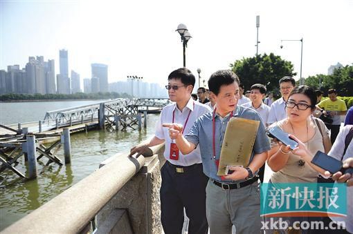人大代表們在珠江邊現(xiàn)場調(diào)研。