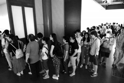 眾人排起長隊(duì)等待觀看中國第一畫《清明上河圖》。