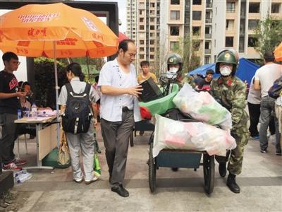 9月8日，天津濱海海港城小區(qū)，武警幫助居民搬東西。