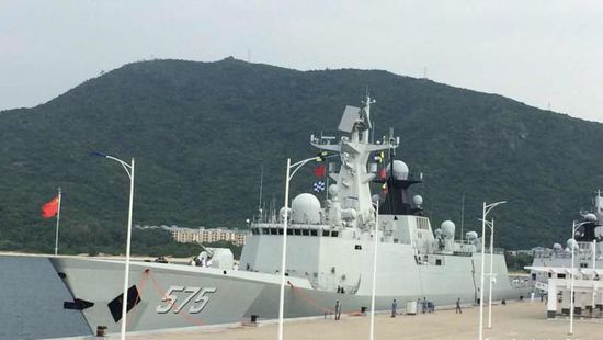 中國海軍艦艇編隊12日上午從三亞起航，參加“和平友誼-2015”中馬兩軍首次實兵聯(lián)演。