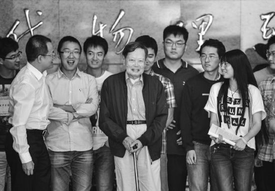 楊振寧與中國(guó)科大的同學(xué)合影。