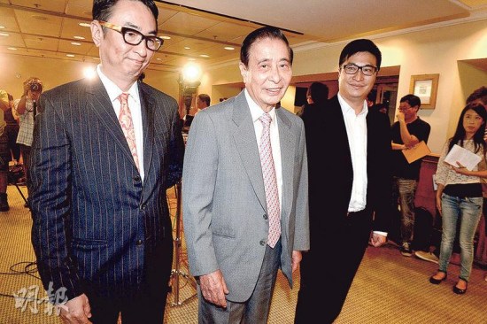 四叔李兆基（中）、長子李家杰（左）及次子李家誠