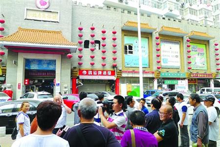 青島宰客海鮮店成“景點”，游人“參觀”拍照。