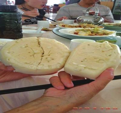 在參加山西游行程中，體驗(yàn)員發(fā)現(xiàn)團(tuán)餐中的饅頭已經(jīng)發(fā)霉。視頻截圖