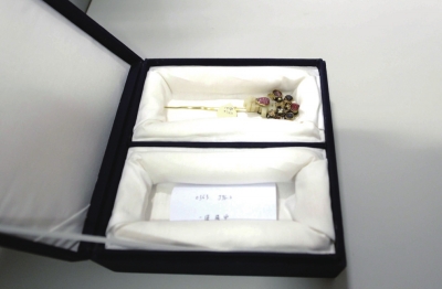 存放于匣內(nèi)的金簪華美依舊。