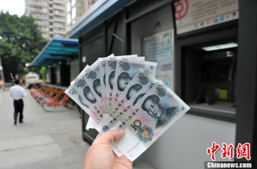 “如果是千元左右的跨行轉(zhuǎn)賬，都會先充值到支付寶，然后再轉(zhuǎn)到相應(yīng)銀行賬戶中”，肩負(fù)3000多元月供的北京白領(lǐng)小李告訴中新網(wǎng)記者，這樣操作起來方便、省時，還免去下載好幾個銀行客戶端的麻煩。