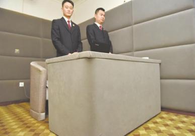 審訊室、居住室內(nèi)的桌椅板凳都進行了軟包。