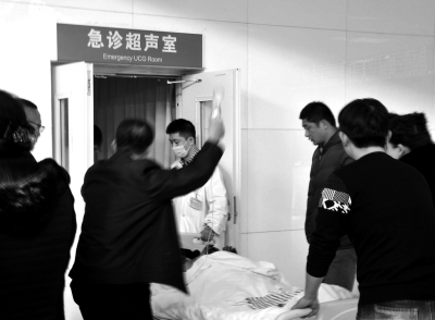 在寧夏醫(yī)科大學(xué)總醫(yī)院，一名傷者被緊急送往超聲室檢查。