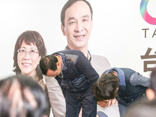 國民黨明天下午將召開臨時中常會，決定由誰擔(dān)任代理主席。圖為朱立倫與王如玄上午到競選總部，向支持自己競選的志工們一一致意，感謝他們的陪伴。圖片來源：臺灣《聯(lián)合報(bào)》