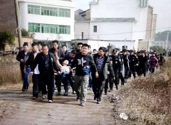 聶露勇被抓獲時(shí)畫面。