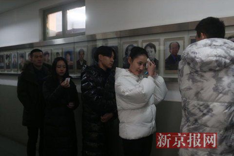 表演系考生考前正用紙巾卸妝。