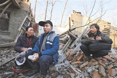 2014年1月，取保候?qū)彽乃螤?zhēng)光和父母看著殘敗的房子，默默流淚