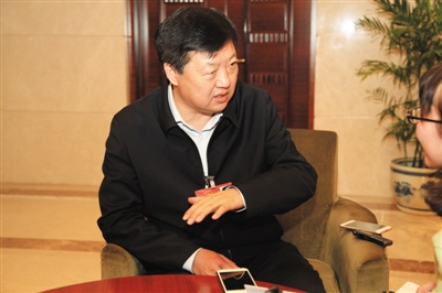 昨日下午，全國人大代表、哈爾濱市長宋希斌在駐地接受新京報記者專訪。張磊 攝