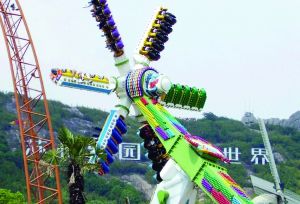 3月28日零點(diǎn)剛過(guò)幾分鐘，上海迪士尼6月16日開(kāi)園日的門(mén)票就宣告售罄，巨大的訪問(wèn)量一度導(dǎo)致票務(wù)系統(tǒng)出現(xiàn)間歇性故障，被網(wǎng)友調(diào)侃“激烈程度堪比春運(yùn)”。網(wǎng)上甚至有“黃?！睂⒁粡堥_(kāi)園門(mén)票炒到幾千元。