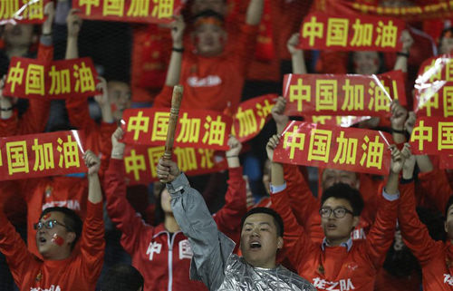 中國(guó)隊(duì)球迷在看臺(tái)上為球隊(duì)加油。新華社發(fā)
