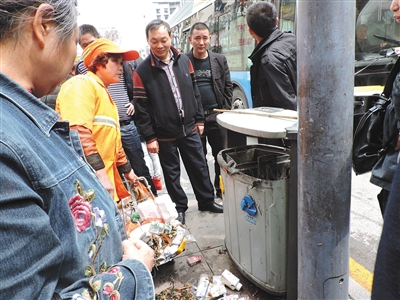 四川達(dá)州市通川區(qū)一垃圾桶，被搶槍支在此被找到。