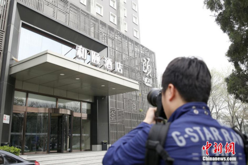 媒體記者關(guān)注北京“和頤酒店女生遇襲”事件。 圖片來(lái)源：視覺(jué)中國(guó)