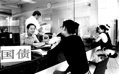 由于網(wǎng)銀和柜臺(tái)同時(shí)開(kāi)售，部分銀行網(wǎng)點(diǎn)甚至來(lái)不及賣出一筆就發(fā)現(xiàn)額度全部被搶光供圖/視覺(jué)中國(guó)