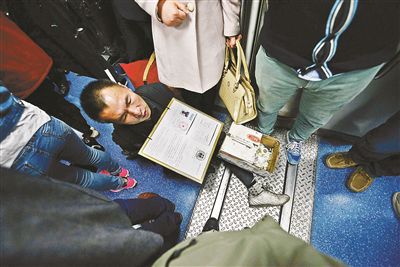 在賣藝時，李大鵬會把判決結(jié)果掛在胸前