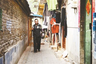 雖然曾被報道擁有兩套房產(chǎn)，李大鵬實際的租住地在一片棚戶區(qū)里