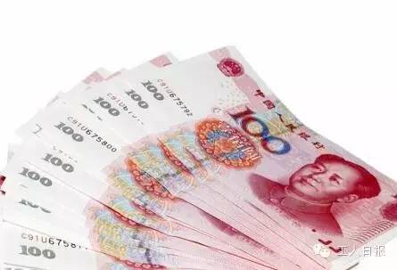 按照4月1日起上海執(zhí)行的月最低工資標(biāo)準(zhǔn)2190元計(jì)算，勞動(dòng)者在5月1日當(dāng)天加班，每天的加班工資至少有302元。如果3天都加班、不調(diào)休，加班工資至少有704元。