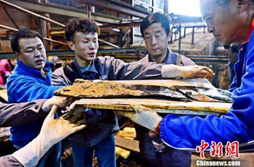 圖為南昌西漢海昏侯墓主槨室考古發(fā)掘現(xiàn)場出土了一組漆器“屏風(fēng)”。　郭晶 攝