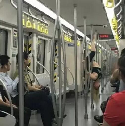 女子在地鐵上跳鋼管舞。