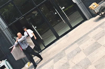 昨日11時許，新華聯(lián)國際公寓門口，一男子將電視等賭具轉(zhuǎn)移，后被警方控制