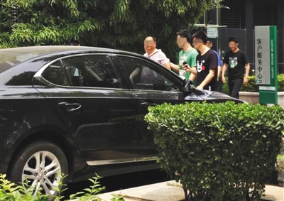 昨日下午，北京警方從新華聯(lián)國際公寓內(nèi)帶出一名男子