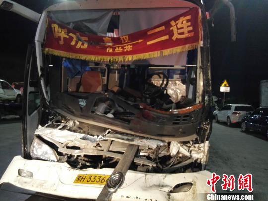 圖為載客大巴車，受損嚴(yán)重。