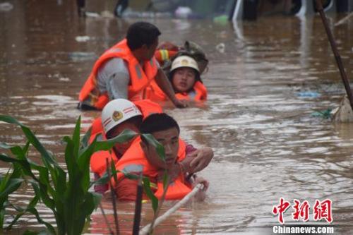 資料圖：6月20日，貴州省黔西南州暴雨成災(zāi)。圖為消防員抗洪救人?！∏髂舷?攝