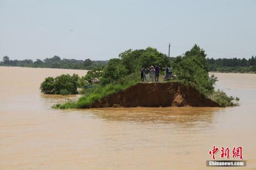 資料圖：6月21日，江西鄱陽縣濱田水庫泄洪道河堤(濱田河)潰口現(xiàn)場(chǎng)。 王劍 攝