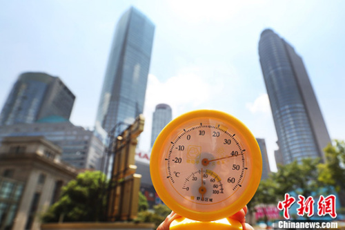 7月26日中午12點39分，南京街頭高溫逼人，用溫度計測量的實時溫度超過40攝氏度。 中新社記者 泱波 攝