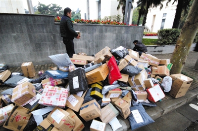 2015年11月19日，江蘇省南京市，河海大學(xué)校園外的路上大堆的快遞。圖/視覺(jué)中國(guó)