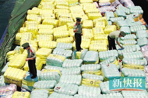 邊防官兵正在檢查截獲的走私舊衣物。 通訊員供圖