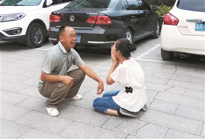 一位來自山西的父親，在燕郊找到陷入傳銷組織的女兒，當街痛哭，求女兒回家