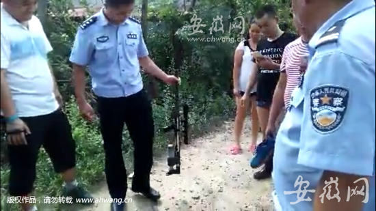 警方在案發(fā)地附近找到的槍支。