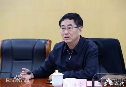 通報(bào)指出，張洪寶眼看著幾年前還不知名的個(gè)體老板搖身一變成為大企業(yè)家，心里既艷羨又發(fā)酸，滋生了“我為他們贏得了好的發(fā)展機(jī)遇，收些款物就權(quán)當(dāng)是對(duì)我這些年辛勤工作的一種補(bǔ)償”的念頭。于是他開(kāi)始熱衷于與身邊的企業(yè)老板拉拉扯扯、勾肩搭背，剛開(kāi)始只是幾頓飯、幾張卡，日積月累，越陷越深，不給錢不辦事，給了錢才辦事，在東麗人稱