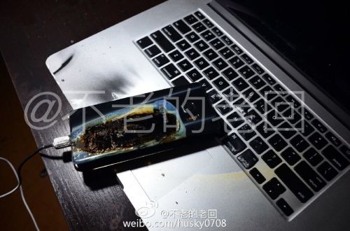 根據(jù)圖片來看，蘋果MacBook Pro筆記本觸控面板左邊部分被熏黑，而且該網(wǎng)友也提供了充電設(shè)備，就是三星Note 7原裝充電器。