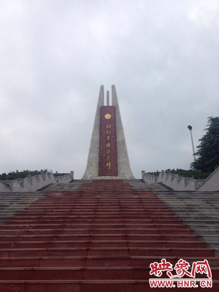 桐柏是革命老區(qū)，英雄紀(jì)念碑位于南端翠屏山上。