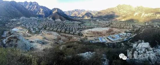 河北淶水“青青小鎮(zhèn)”1-6期全景圖，上百棟別墅組成的別墅群依山而建。部分山體被炸平，準(zhǔn)備建起聯(lián)排雙拼別墅。    新京報(bào)記者 大路 攝