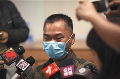 昨日，深圳，羅一笑的父親羅爾接受媒體采訪。圖/視覺中國(guó)